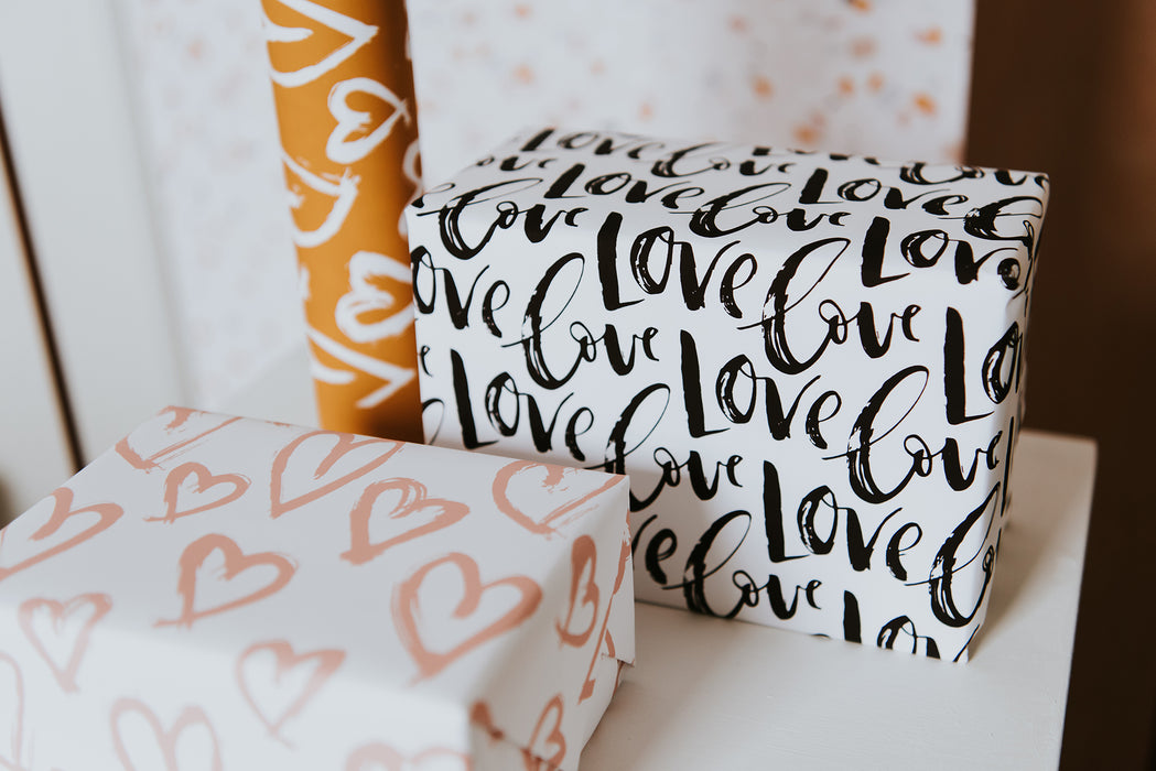 Tout ce dont vous avez besoin est du papier d'emballage Love