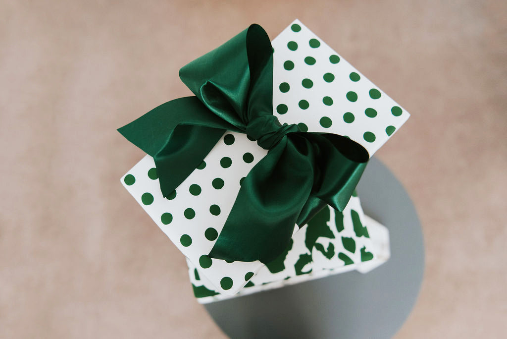 Grünes Polka-Packpapier